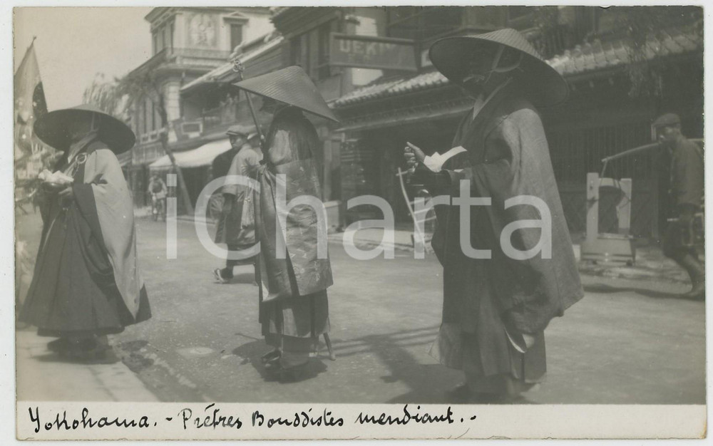 1920 ca YOKOHAMA (JAPAN) Prêtres bouddhistes mendiant - RPPC Photo postcard  Fotocartolina d'epoca, con didascalia manoscritta originale al lato inferiore.AUTORE: Photo Compagnie BelgeCONDIZIONI: GFORMATO: FP    originale e autentica 1