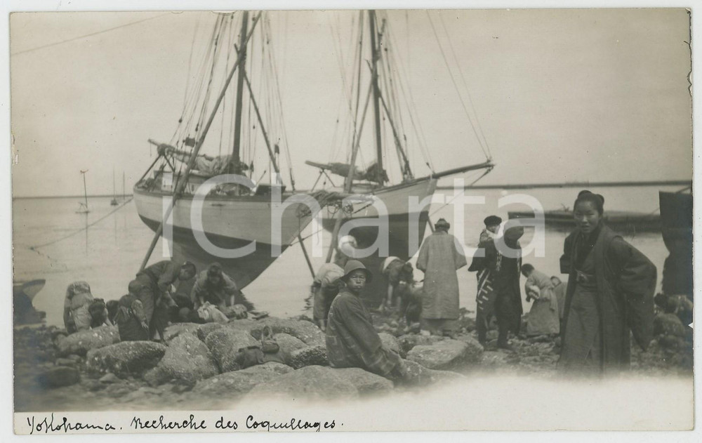 1920 ca YOKOHAMA (JAPAN) Recherche des coquillages - RPPC Photo postcard boats  Fotocartolina d'epoca, con didascalia manoscritta originale al lato inferiore.AUTORE: Photo Compagnie BelgeCONDIZIONI: GFORMATO: FP    originale e autentica 1