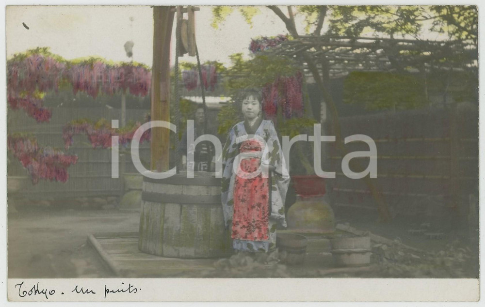 1920 ca YOKOHAMA (JAPAN) Girl in kimono at the well - RPPC Photo postcard  Fotocartolina d'epoca, con didascalia manoscritta originale al lato inferiore.AUTORE: Photo Compagnie BelgeCONDIZIONI: GFORMATO: FP    originale e autentica 1
