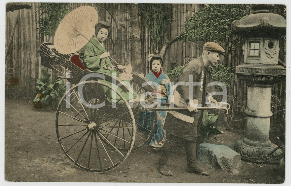 1910 ca JAPAN CUSTOMS Geisha in rickshaw - Vintage chromo postcard  Cartolina postale d'epoca, non viaggiata.CONDIZIONI: FAIR (piccole macchie al verso)FORMATO: FP    originale e autentica 1
