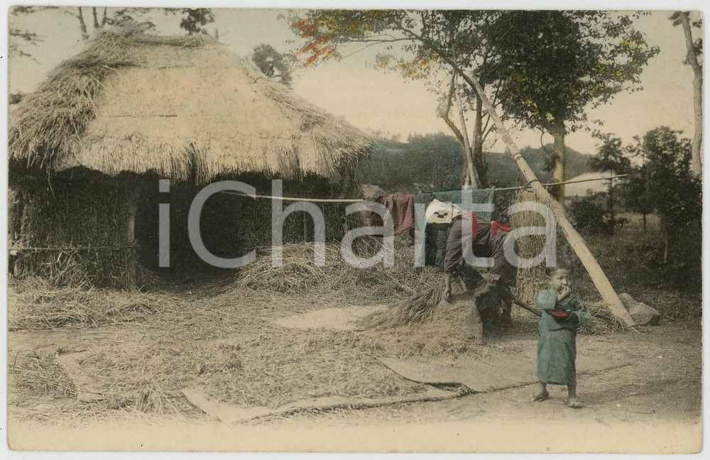 1910 ca JAPAN CUSTOMS GWoman and child near their straw house - Vintage postcard  Cartolina postale d'epoca, non viaggiata.CONDIZIONI: GFORMATO: FP    originale e autentica 1