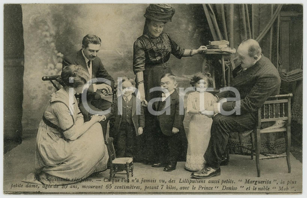 1912 CIRCUS MIDGETS Marguerita avec le prince Deniso et le noble Mab *DAMAGED  Cartolina postale d'epoca, non viaggiata.CONDIZIONI: VERY POOR (carta lenta, con parziale divisione delle due parti della cartolina)FORMATO: FP    originale e autentica 1