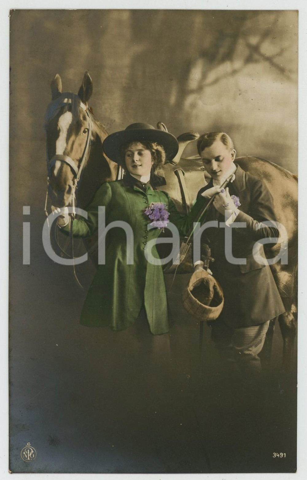 1921 COUPLE Romantic lovers near horse - Flowers - Chromo vintage postcard  Cartolina postale d'epoca, viaggiata (ma francobollo asportato).CONDIZIONI: G (lieve piega al lato sinistro)FORMATO: FP    originale e autentica 1