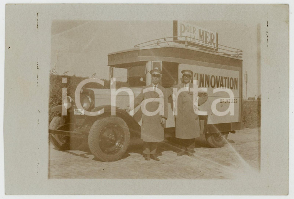 1900 ca BRUXELLES - L'INNOVATION Van et ses chauffeurs - Carte postale FP NV Fotografia d'epoca in formato cartolina postale, non viaggiata. FAIR/discreto Lievi smussature agli angoli, margini rifilati a mano Formato: FP originale e autentica 1