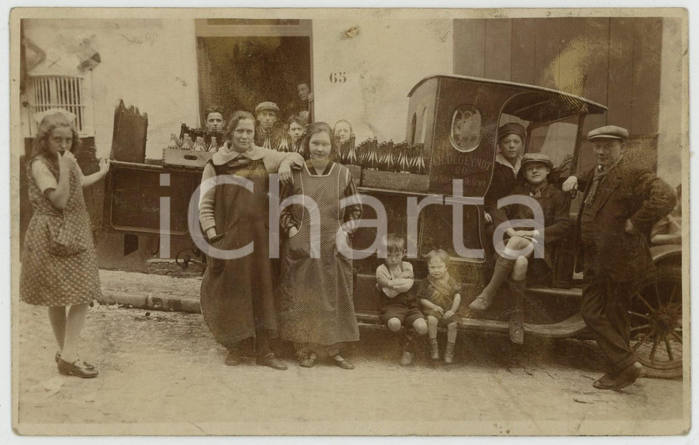 1925 ca BRUXELLES Charles DEGEYNDT - Voiture - Transport bouteilles *Photo RARE  Rara fotografia d'epoca, in formato cartolina postale.  POOR/danneggiato lievi abrasioni al verso e difetti di stampa Formato: 14x9 cm originale e autentica 1