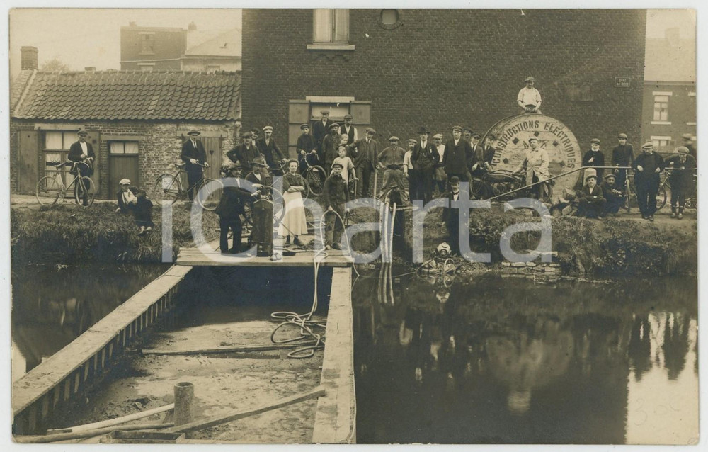Fotografia d epoca originale 1923 ROUX  BELGIQUE Constructions electrique  Plongeur et pÃ©niche  Real photo 1