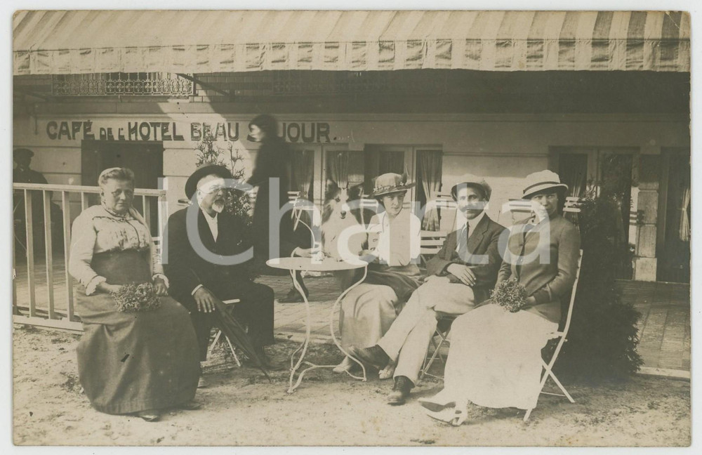 1900 ca KNOCKE-SUR-MER Café de l'Hotel Beau Sèjour *RPPC Carte postale FP NV  Cartolina postale d'epoca, non viaggiata.CONDIZIONI: POOR (piega all'angolo superiore destro, bruniture diffuseFORMATO: FP    originale e autentica 1