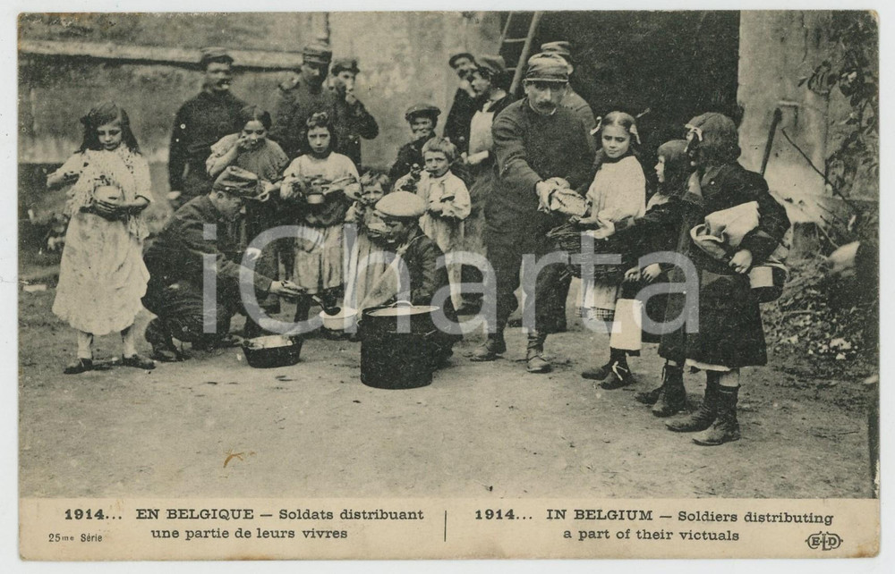 1914...EN BELGIQUE Soldats distribuant une partie de leurs vivres *Carte postale  Cartolina postale d'epoca, viaggiata nel 1915. GOOD/buono  Formato: 14x9 cm originale e autentica 1