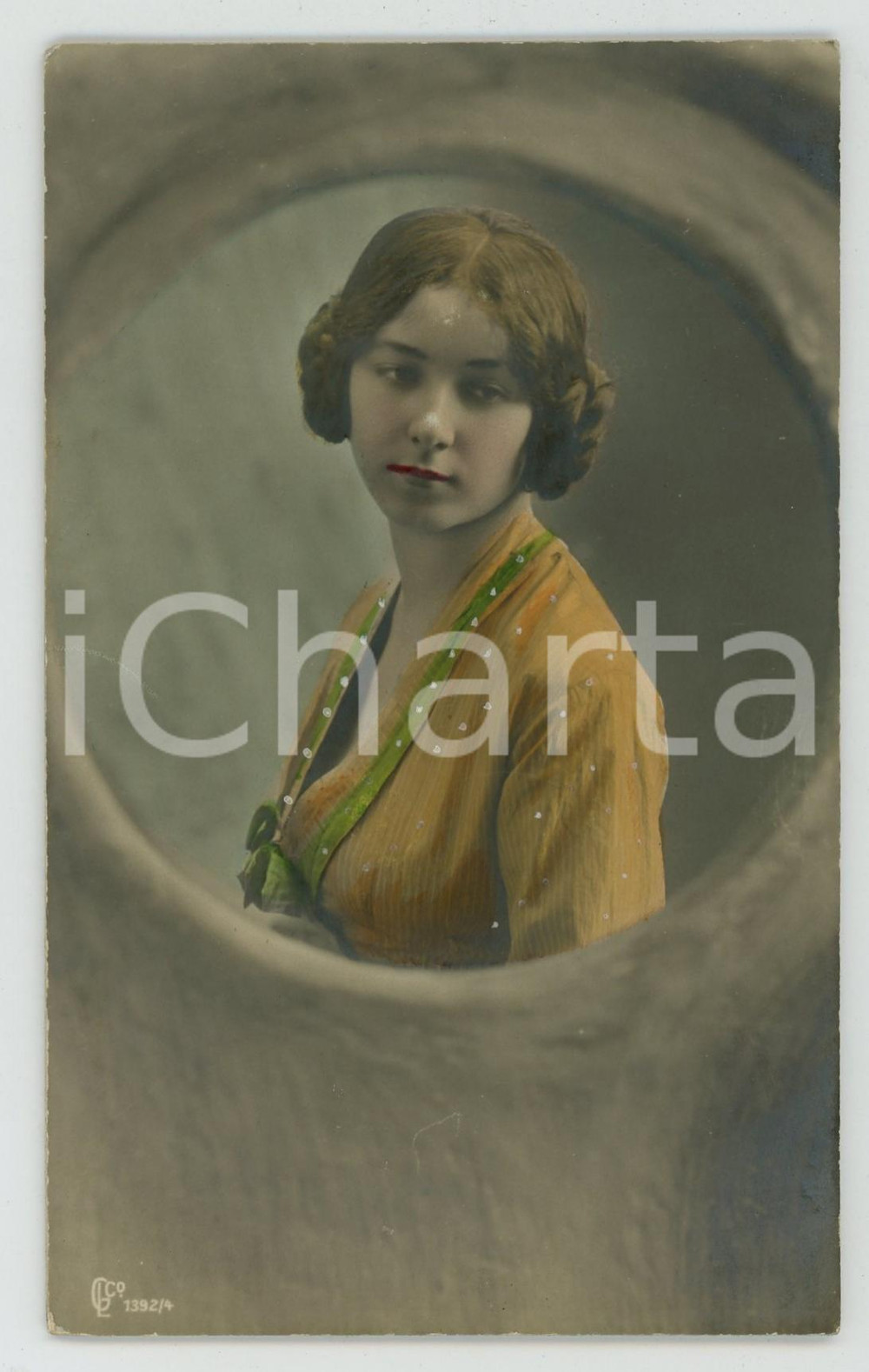 1920 ca COSTUMES Woman wearing yellow blouse - Embossed postcard FP NV  Cartolina postale d'epoca, non viaggiata.CONDIZIONI: FAIR (lievi smussature agli angoli)FORMATO: FP    originale e autentica 1