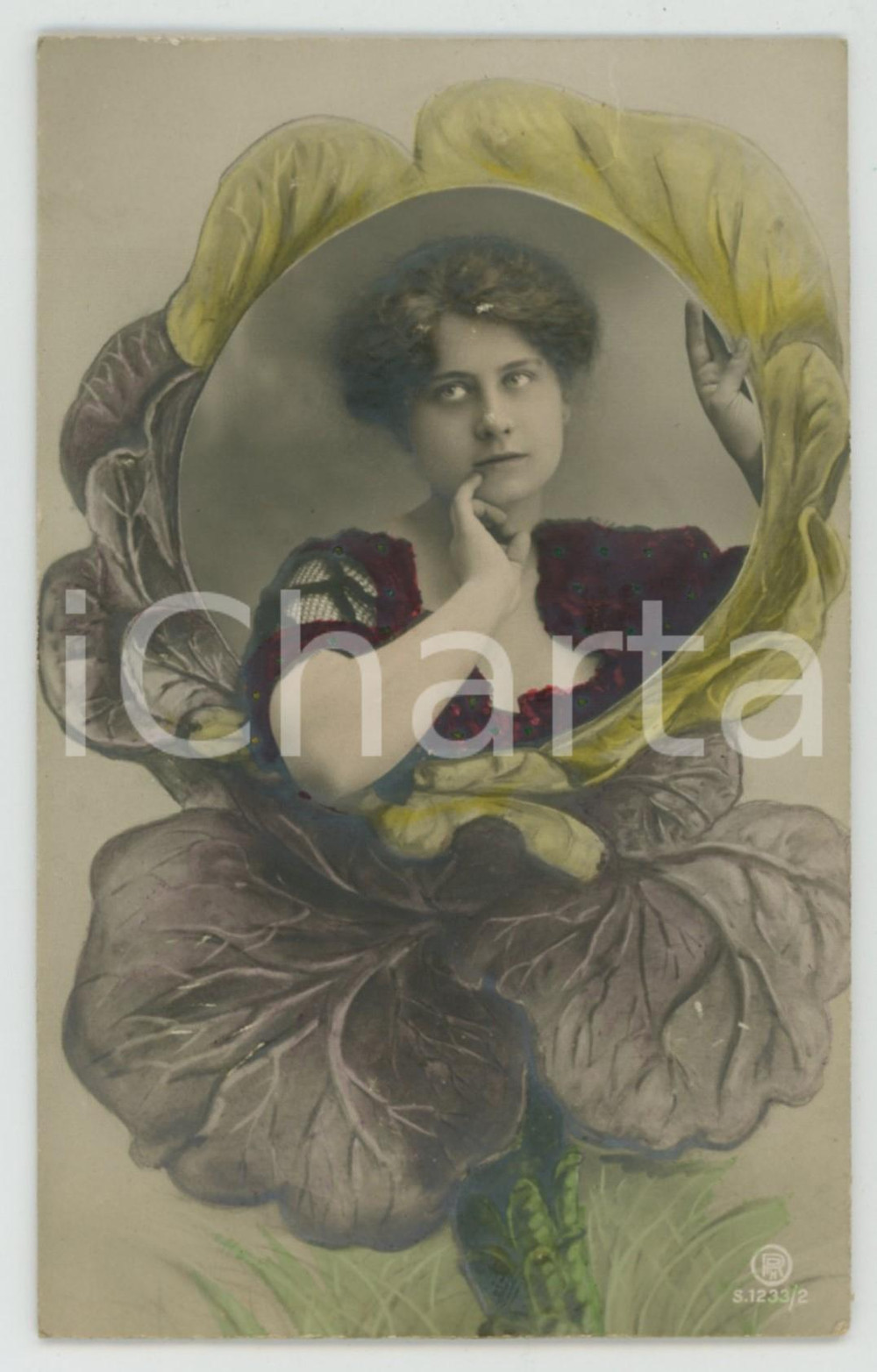 1920 ca COSTUMES Woman out of cabbage - Embossed postcard FP NV  Cartolina postale d'epoca, non viaggiata.CONDIZIONI: FAIR (lievi smussature agli angoli)FORMATO: FP    originale e autentica 1