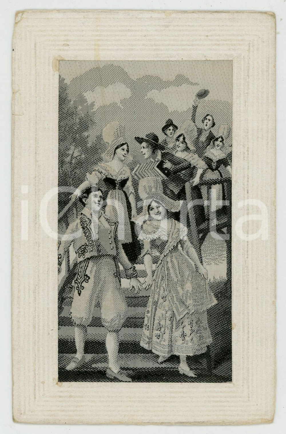1910 ca FRANCE COSTUMES Couples on the stairs - Silk woven postcard  Cartolina postale d'epoca, non viaggiata.CONDIZIONI: F (minimi strappi marginali)FORMATO: FP    originale e autentica 1