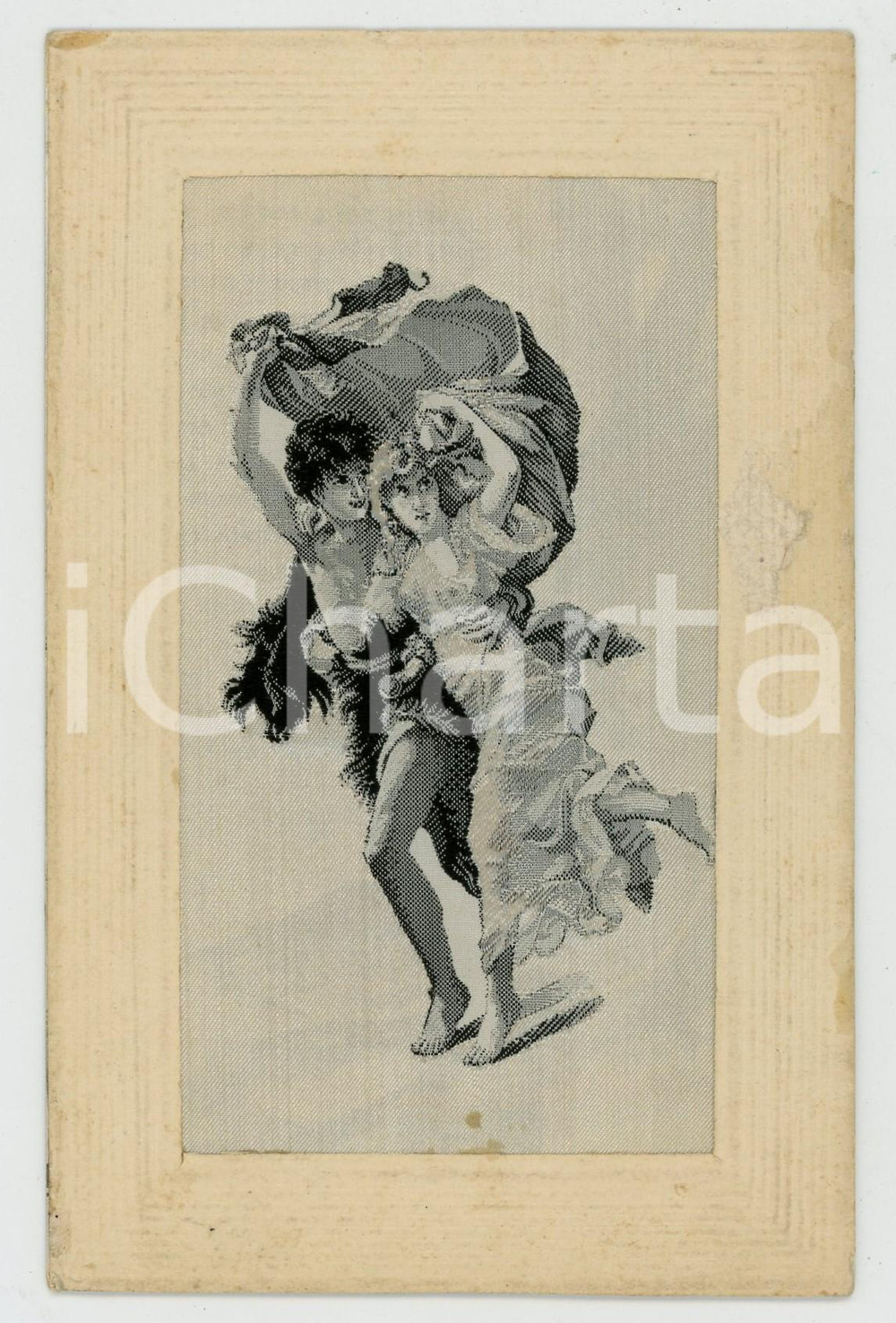 1910 ca ARTE Coppia di giovani in fuga - Cartolina su stoffa Cartolina postale d'epoca, con stampa su stoffa e passepartout in carta, non viaggiata.  GOOD/buono ma lievi residui di colla al verso e abrasioni al recto Formato: 9x14 cm originale e autentica 1
