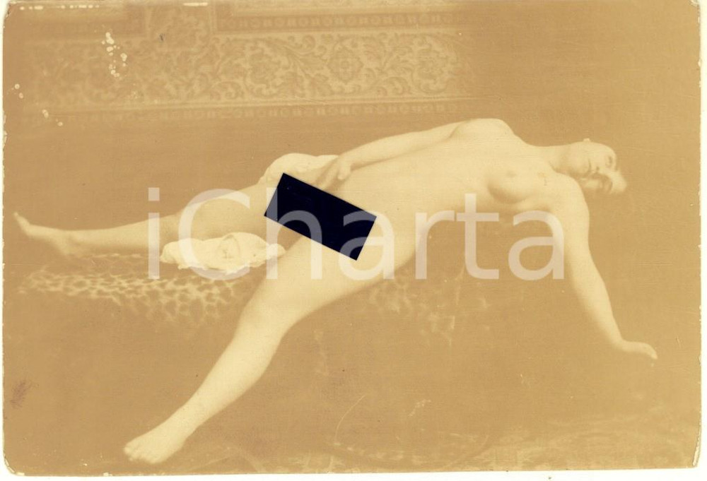 1900 ca VINTAGE EROTIC Young woman lying down - Photo NUDE RISQUE 13x9 cm  Fotografia originale d'epoca, su carta sottile.CONDIZIONI: G (difetti di stampa)FORMATO: 13x9 cm    originale e autentica 1