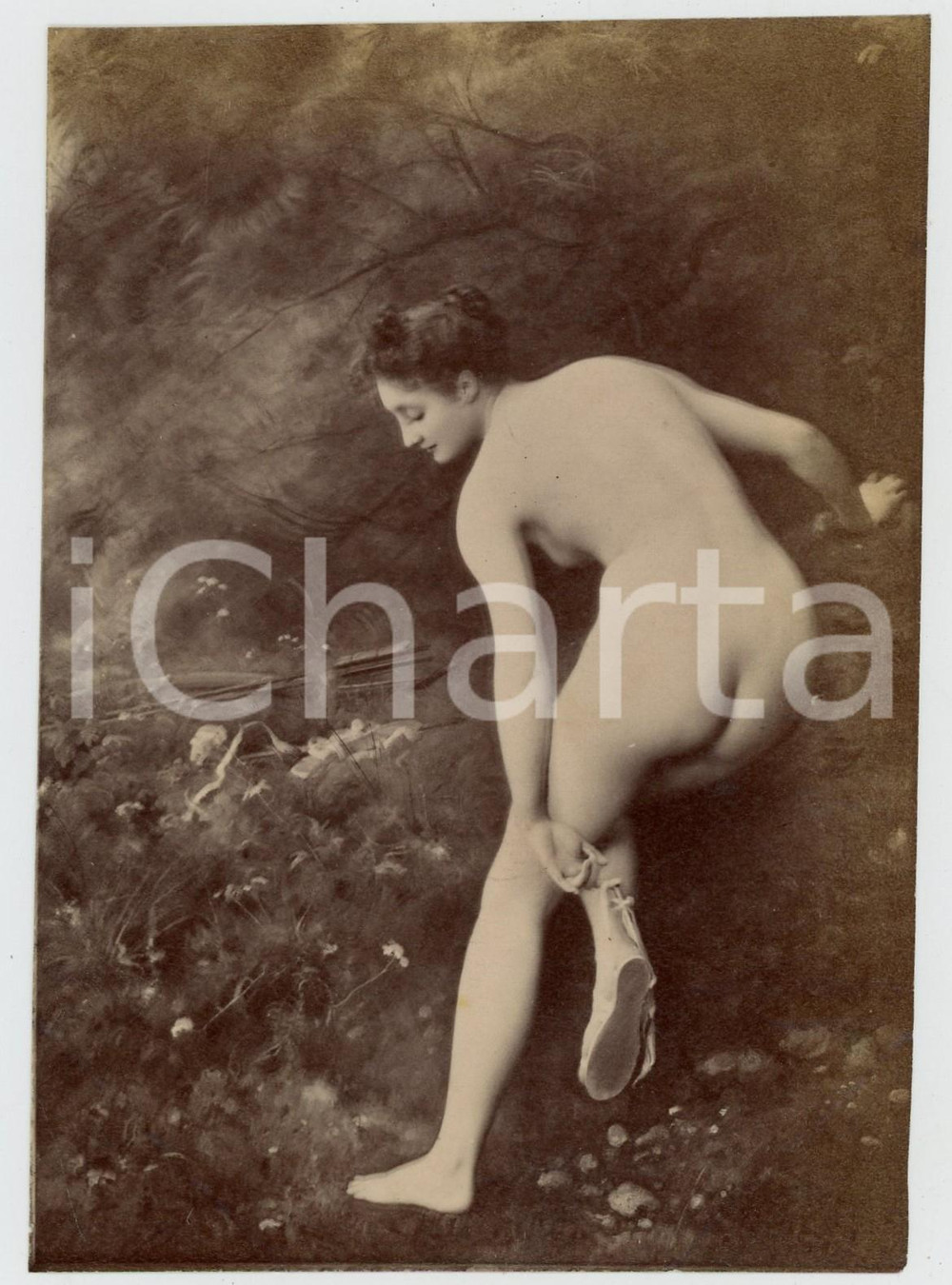1900 ca VINTAGE EROTIC Diana al bagno - Photo Studio NUDE 9x13 cm  Fotografia originale d'epoca, su carta sottile.CONDIZIONI: FAIR (lievi piegature)FORMATO: 9x13 cm    originale e autentica 1