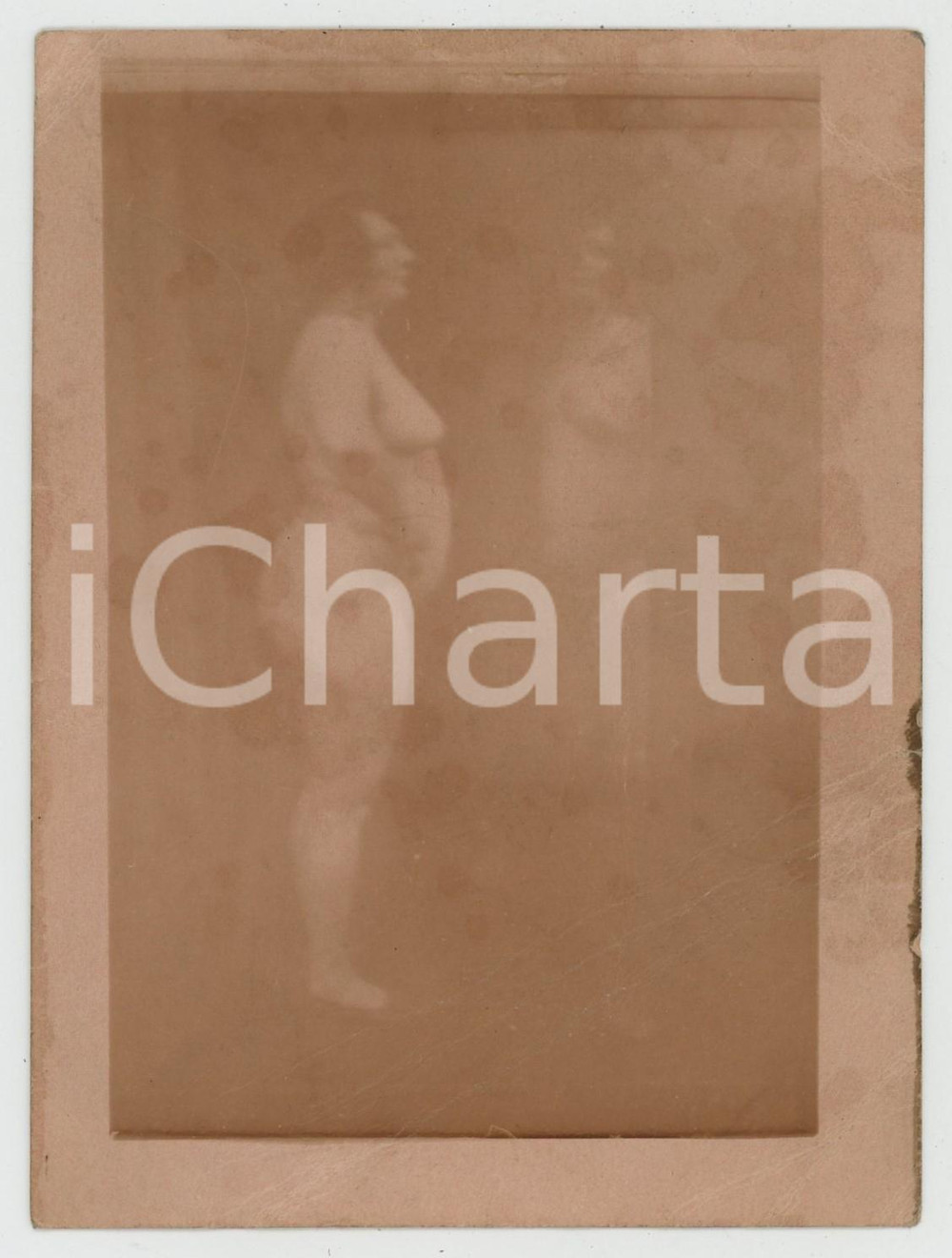 1920 ca VINTAGE EROTIC Fat woman in a mirror - RARE DAMAGED Photo NUDE 9x12 cm  Fotografia originale d'epoca.CONDIZIONI: VERY POOR (ampie piegature diagonali)FORMATO: 9x12 cm    originale e autentica 1