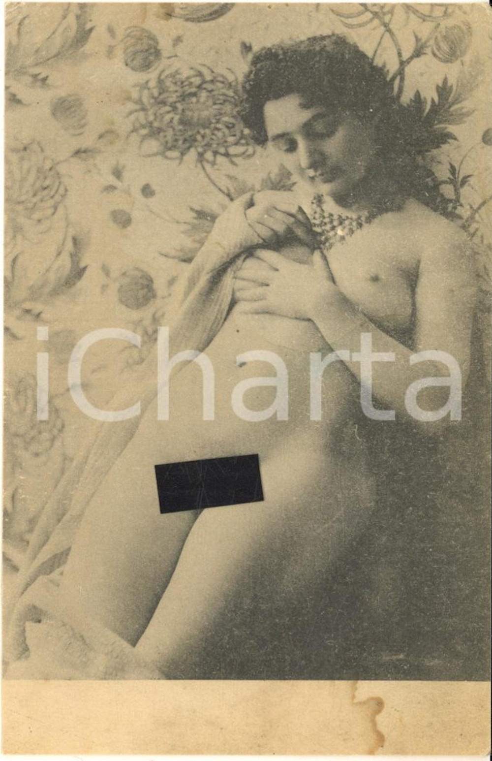 1930 ca VINTAGE EROTIC Nude woman with necklace - Postcard risque  Cartolina postale d'epoca, priva di stampa al verso.CONDIZIONI: FAIR (macchia di umidit&agrave; al lato inferiore)FORMATO: FP    originale e autentica 1
