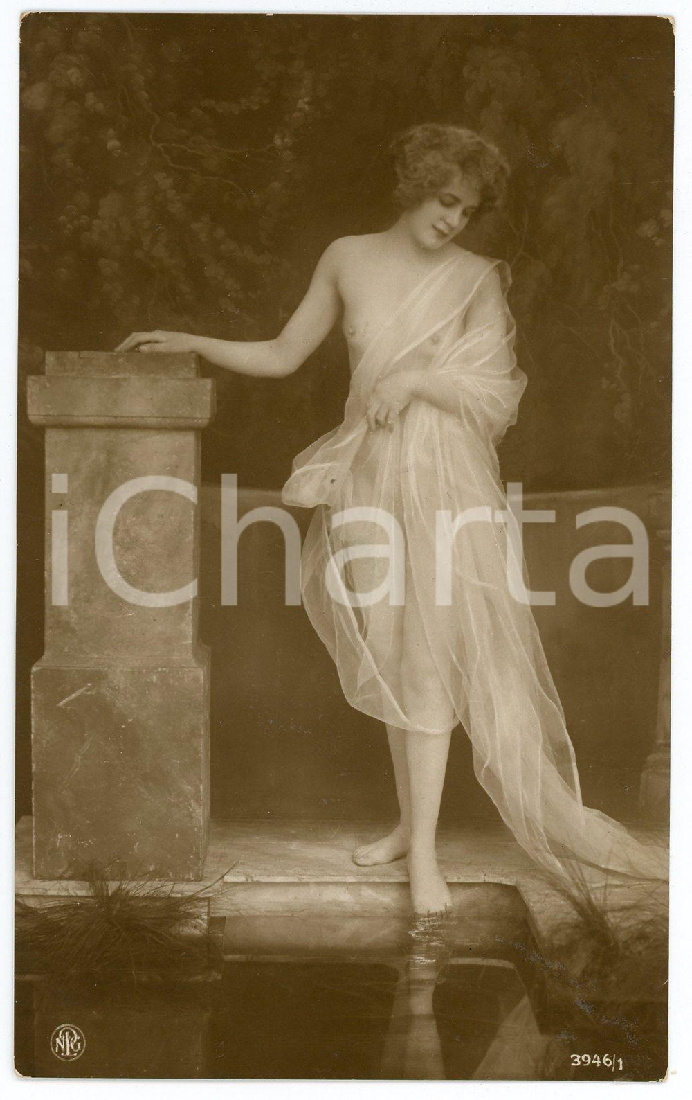 1910 ca VINTAGE EROTIC Nude woman with a veil - Postcard NPG 3946/1  Fotografia seriale d'epoca, in formato cartolina.Editore NPG - Serie 3946/1CONDIZIONI: GFORMATO: FP    originale e autentica 1