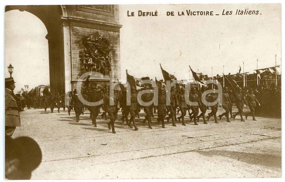 1919 WWI PARIS Défilé de la Victoire - Les Italiens - Carte postale Cartolina postale d'epoca, non viaggiata. GOOD/buono lievi fioriture al verso Formato: 14x9 cm originale e autentica 1