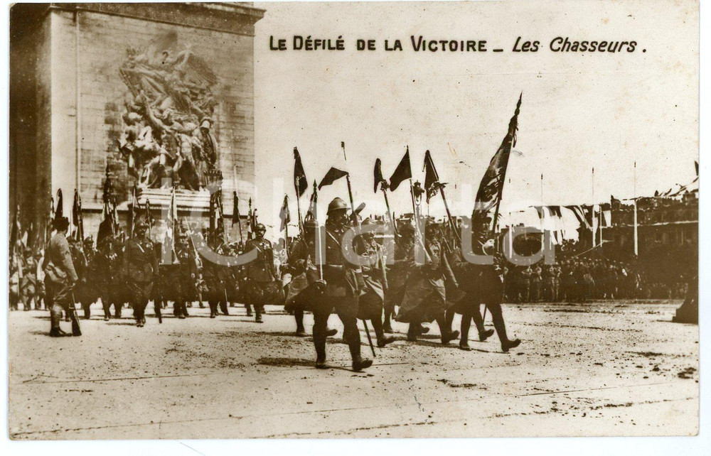 1919 WWI PARIS Défilé de la Victoire - Les Chasseurs - Carte postale Cartolina postale d'epoca, non viaggiata. GOOD/buono lievi fioriture al verso Formato: 14x9 cm originale e autentica 1