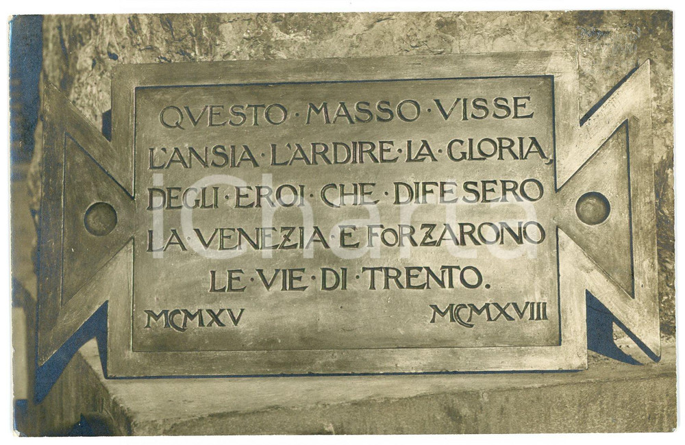 1918 WW1 - BOLOGNA (?) Targa commemorativa TRENTO E TRIESTE Cartolina FP NV Fotografia d'epoca in formato cartolina postale, non viaggiata.Presenti timbro del fotografo a secco e a inchiostro.FOTOGRAFO: Studio Graziani - Bologna FAIR/discreto Lievi smussature agli angoli Formato: FP originale e autentica 1