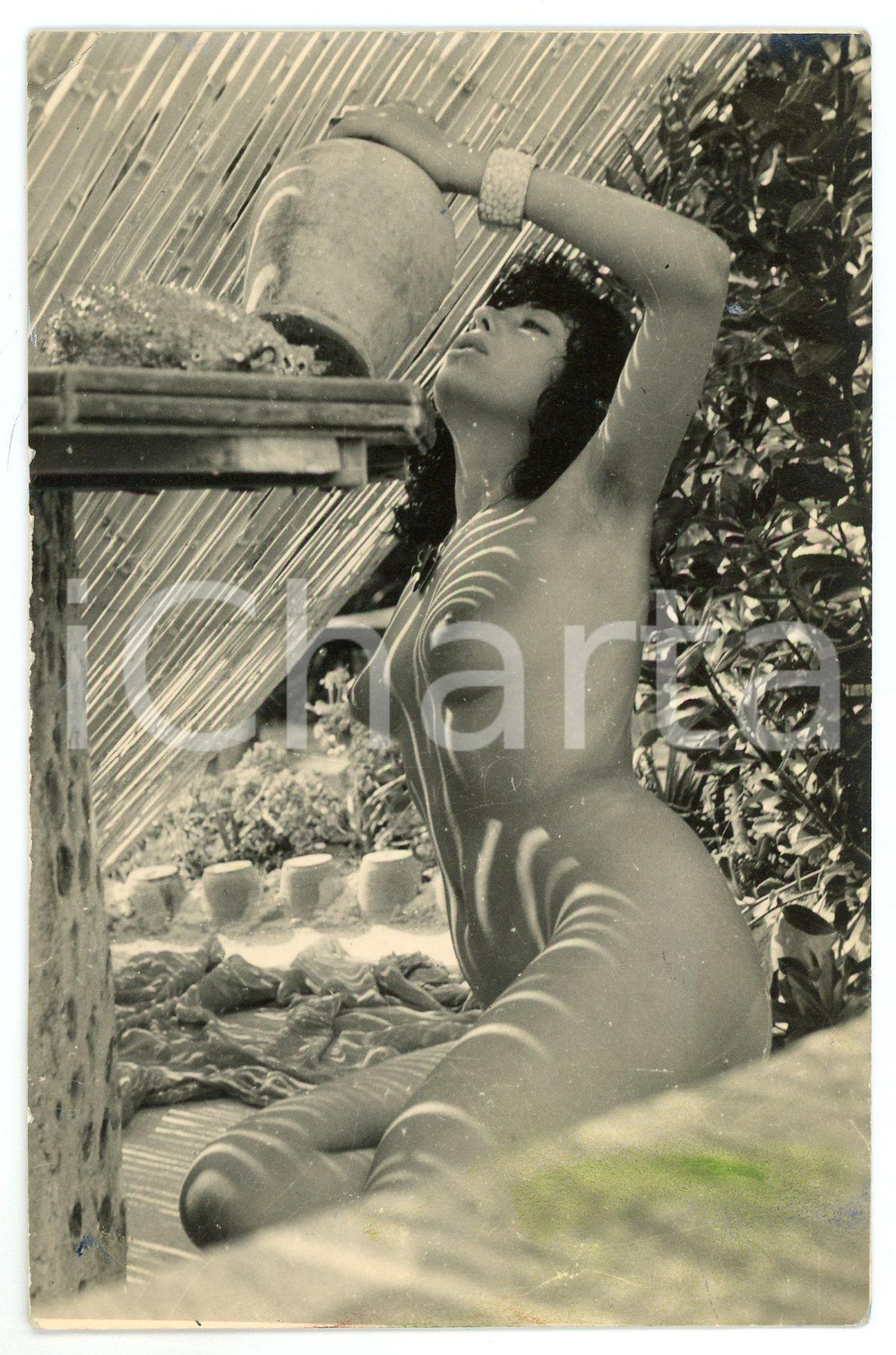 1970 ca VINTAGE EROTIC Nude woman outdoor with a vase - Photo 10x15 cm  Fotografia d'epoca.CONDIZIONI: P (macchia al lato inferiore e piegatura angolare) FORMATO: 10x15 cm    originale e autentica 1
