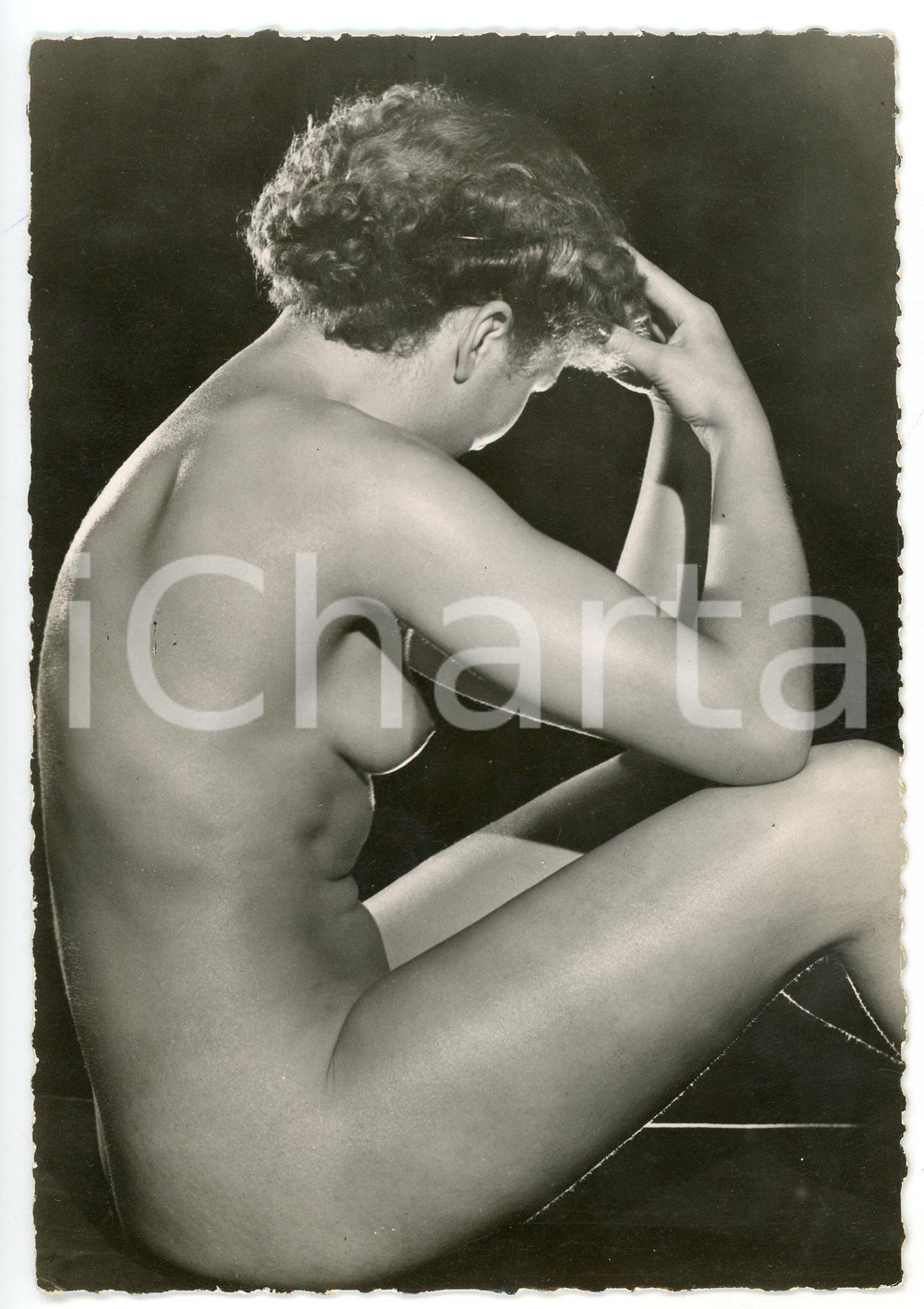 1950 ca VINTAGE EROTIC Nude woman sitting - Photo R. DELPIROU PARIS 10x15 Fotografia seriale d'epoca, con timbro dello studio al verso.FOTOGRAFO: R. Delpirou - 16, avenue Rachel - ParisFORMATO: 10x15 cmCONDIZIONI: G    originale e autentica 1