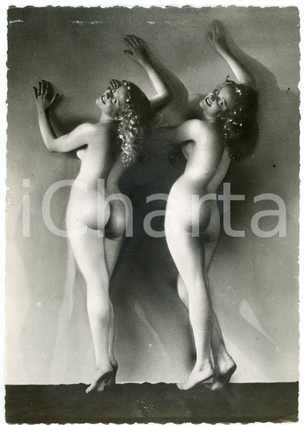 1950 ca VINTAGE EROTIC Nude young women from behind - Photo risque 10x15 cm  Fotografia d'epoca.CONDIZIONI: F (residui cartacei al lato superiore)FORMATO: 10x15 cm    originale e autentica 1