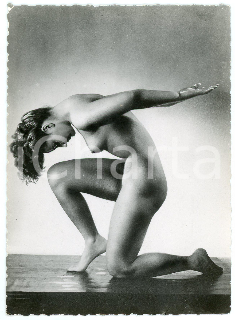 1950 ca VINTAGE EROTIC Nude woman model in a classical pose - Photo risque 10x15  Fotografia d'epoca.CONDIZIONI: G (minima abrasione angolare)FORMATO: 10x15 cm    originale e autentica 1