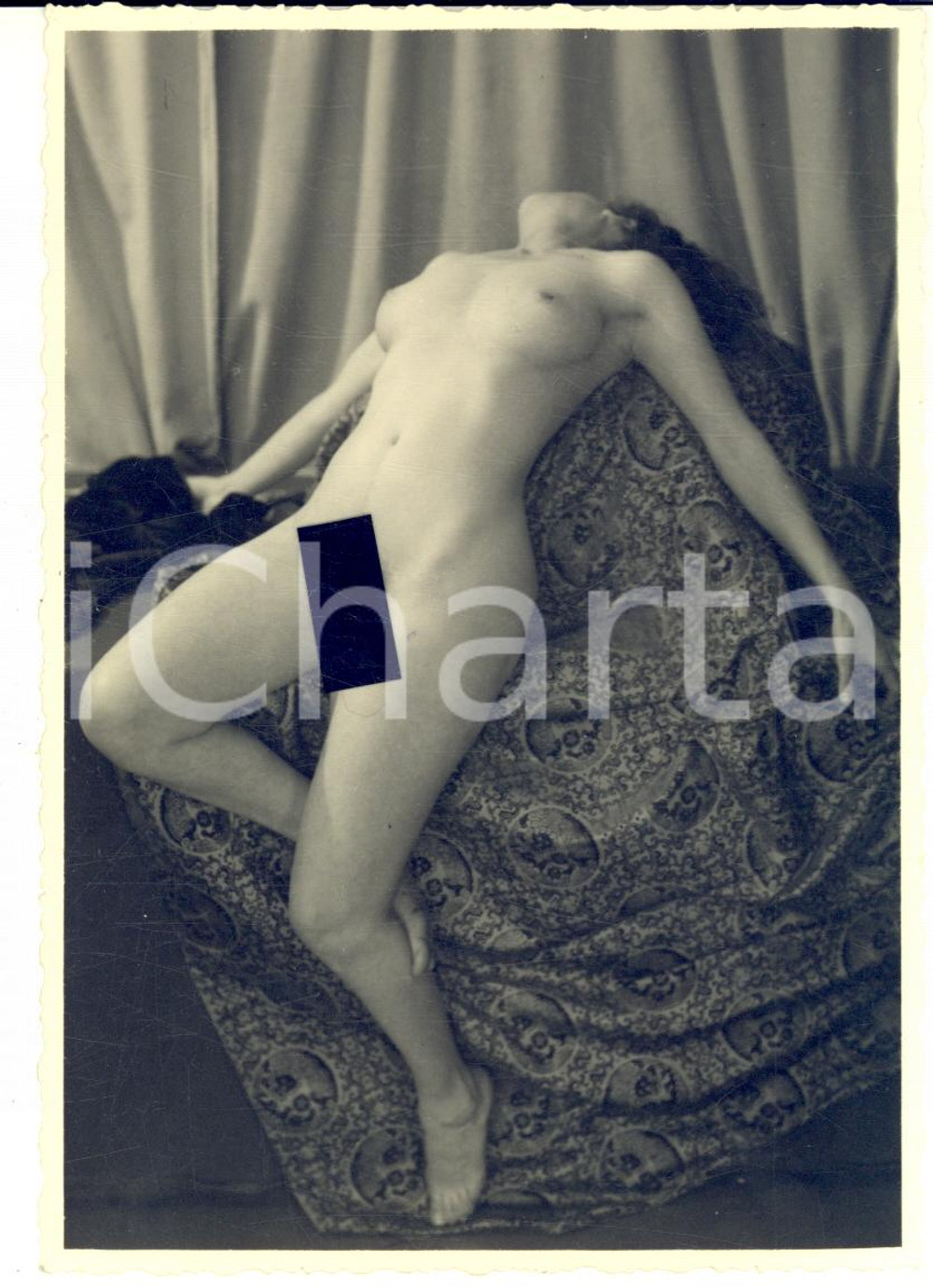 1960 ca VINTAGE EROTIC Nude woman lying on a sofa  - Photo VAN DOREN 10x14 cm Fotografia artistica originale di Raymond Van Doren.FORMATO: 10x14  cmCONDIZIONI: G    originale e autentica 1