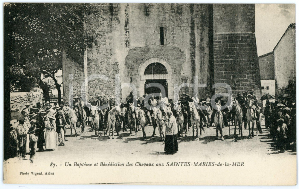 1910 ca SAINTES-MARIES-DE-LA-MER Baptême et bénédiction des chevaux - Postcard  Cartolina postale d'epoca, non viaggiata. FAIR/discreto Lievi smussature agli angoli Formato: FP originale e autentica 1