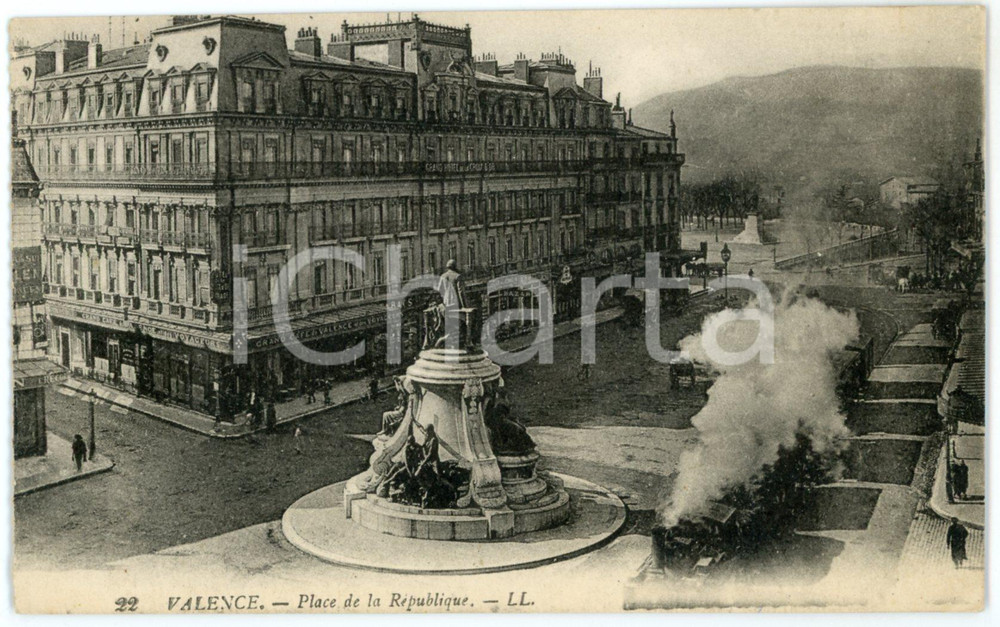 1910 ca VALENCE - FRANCE Place de la République - Carte postale FP NV  Cartolina postale d'epoca, non viaggiata. FAIR/discreto Lievi smussature agli angoli Formato: FP originale e autentica 1
