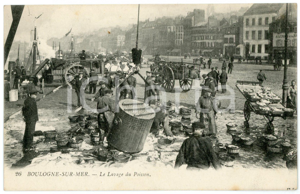 1910 ca BOULOGNE-SUR-MER (FRANCE) Le lavage du poisson - Carte postale ANIMEE  Cartolina postale d'epoca, scritta ma non viaggiata.CONDIZIONI: F (piegature lievi al lato destro)FORMATO: FP    originale e autentica 1