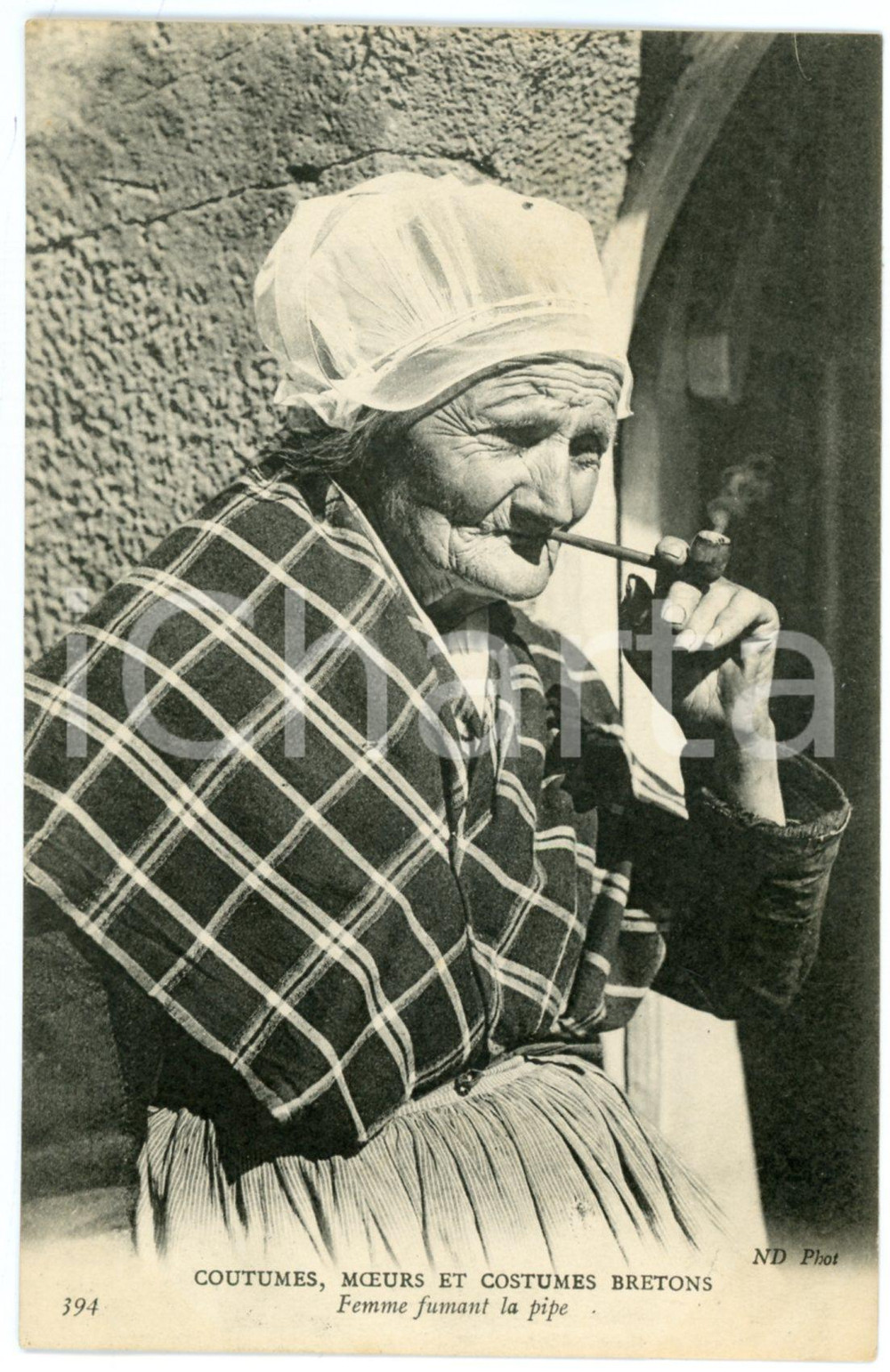 1910 ca FRANCE - COUTUMES BRETONS Vieille femme fumant la pipe - Carte postale Cartolina postale d'epoca, non viaggiata.CONDIZIONI: GFORMATO: FP    originale e autentica 1