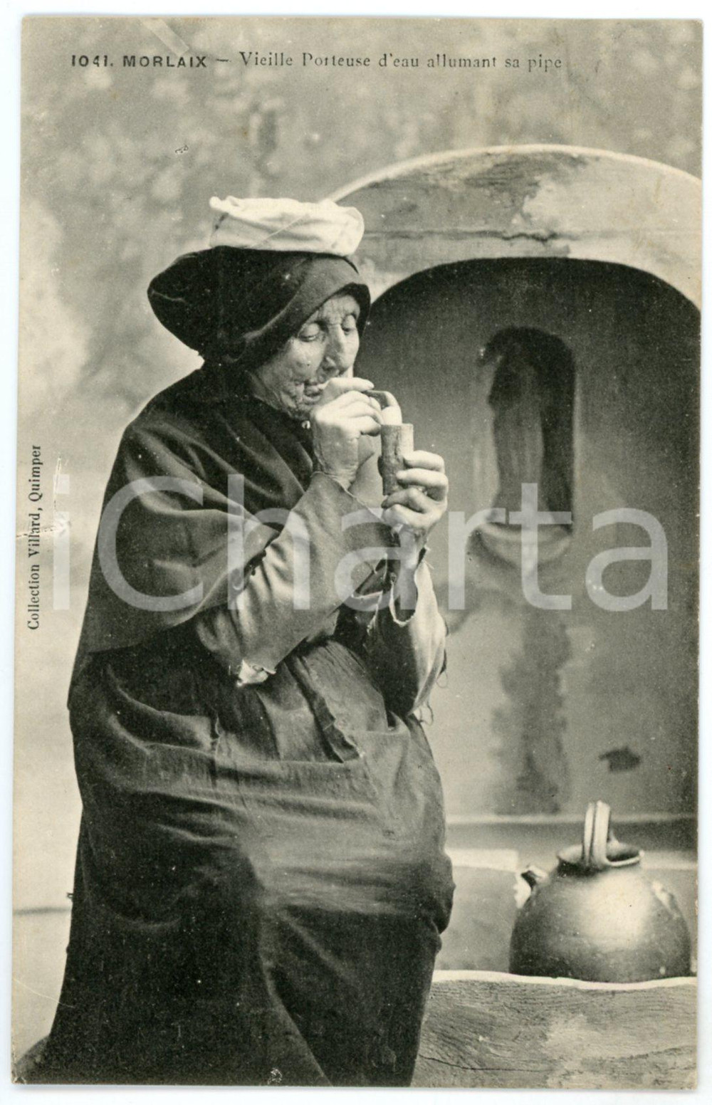 1910 ca MORLAIX BRETAGNE Vieille porteuse d'eau allumant sa pipe - Carte postale Cartolina postale d'epoca, non viaggiata.CONDIZIONI: GFORMATO: FP    originale e autentica 1