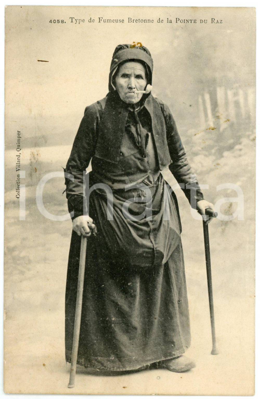 1910 ca FRANCE BRETAGNE Type de Fumeuse Bretonne de la POINTE DU RAZ - Postcard Cartolina postale d'epoca, non viaggiataCONDIZIONI: FAIR (piccoli residui superficiali dovuti a colla al recto, piegatura angolo superiore destro )FORMATO: FP    originale e autentica 1