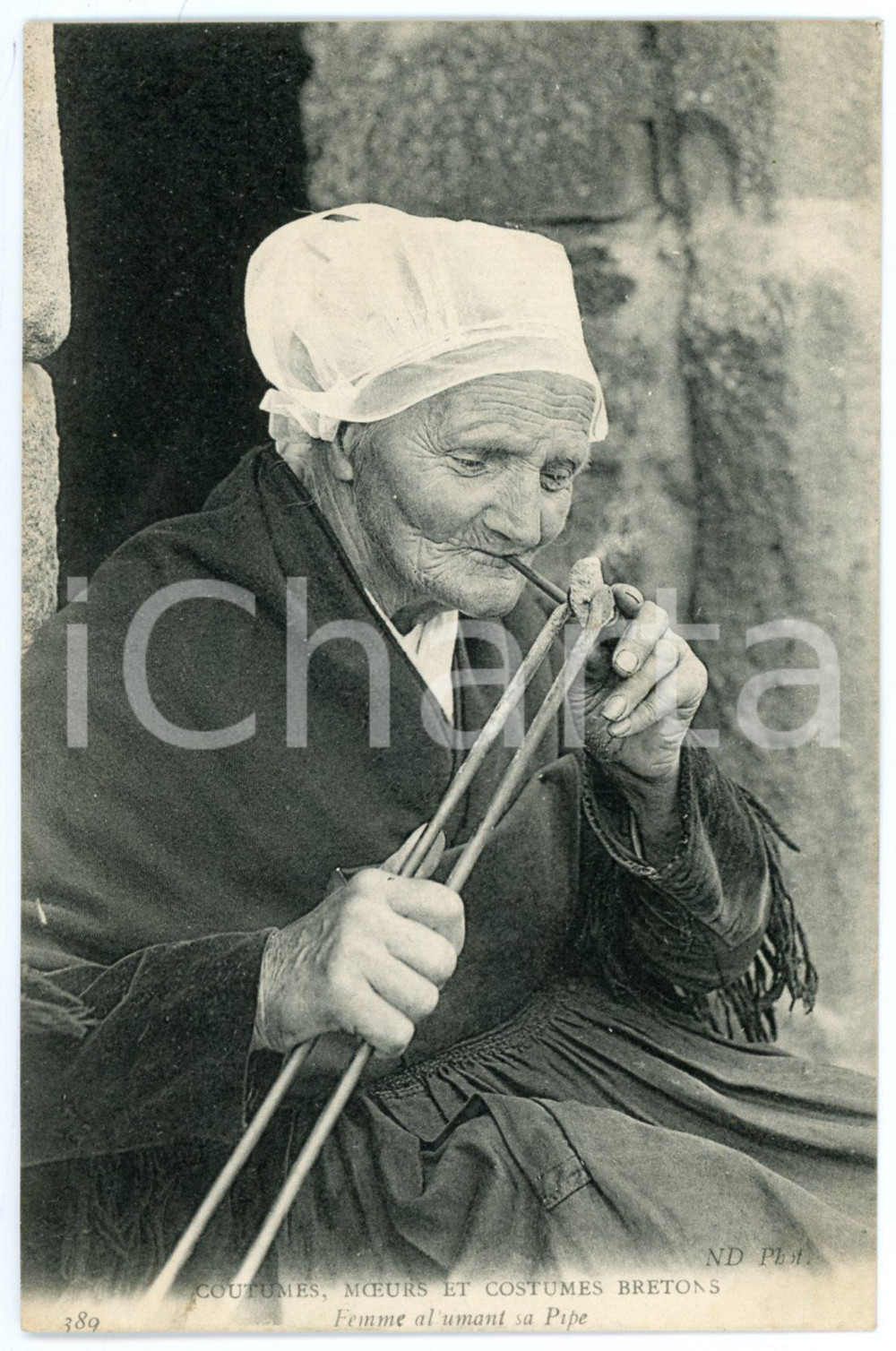 1910 ca FRANCE BRETAGNE Vieille femme allumant sa pipe - Carte postale vintage Cartolina postale d'epoca, non viaggiata.CONDIZIONI: GFORMATO: FP    originale e autentica 1
