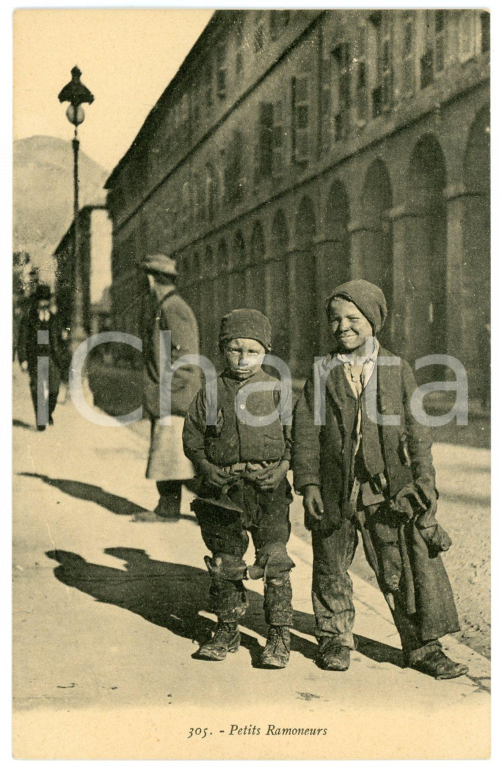 1920 ca FRANCE - COSTUMES Petite ramoneurs - Carte postale FP NV  Cartolina postale d'epoca, non viaggiata. FAIR/discreto Lievi smussature agli angoli Formato: FP originale e autentica 1