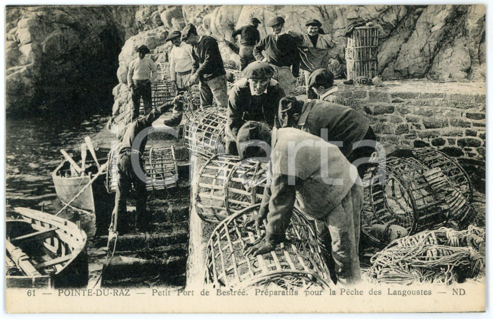 1910 ca POINTE-DU-RAZ Petit port de BESTRÈE Pêche des langoustes - Carte postale  Cartolina d'epoca,  non viaggiata. FAIR/discreto Lievi smussature agli angoli Formato: FP originale e autentica 1