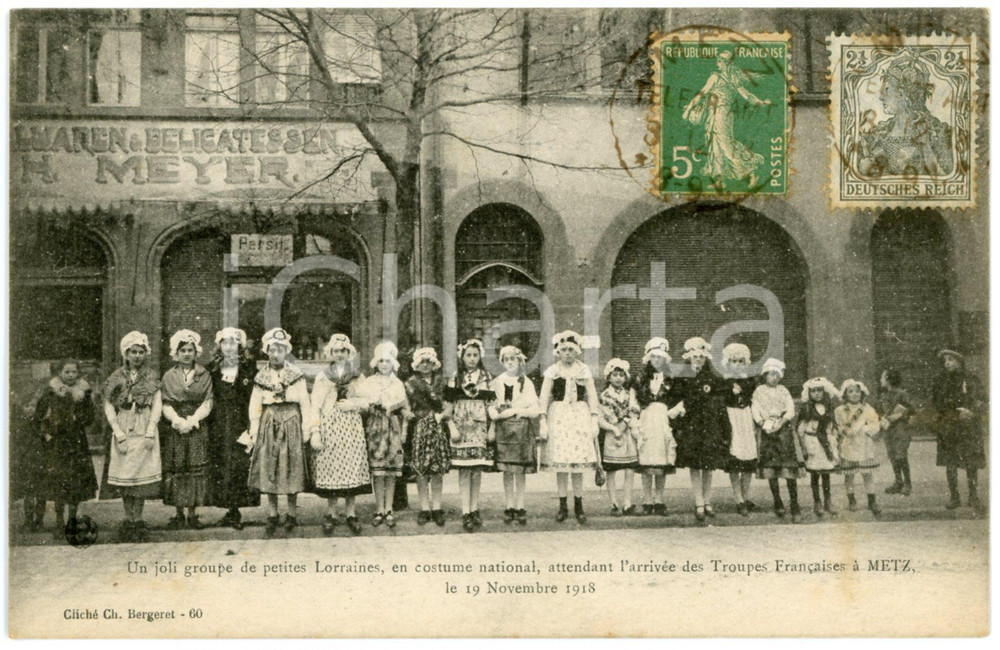 1918 METZ Petites lorraines attendant l'arrivée des Troupes Francaises *Postcard  Cartolina d'epoca,  viaggiata. FAIR/discreto Lievi smussature agli angoli Formato: FP originale e autentica 1