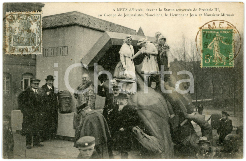 1918 METZ (FRANCE) Statue renversée Frédéric III - Journalistes - Carte postale  Cartolina postale d'epoca, con bolli e timbro al recto.CONDIZIONI: GFORMATO: FP    originale e autentica 1