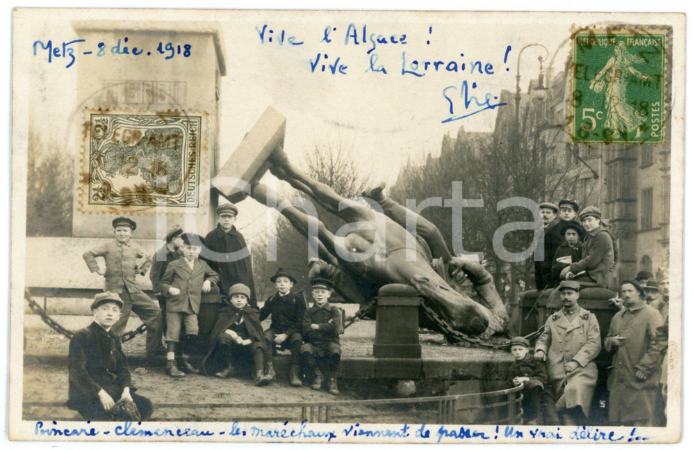 1918 METZ (FRANCE) Statue renversée de Frédéric III - Carte postale RPPC enfants  Cartolina postale d'epoca, viaggiata.Messaggio patriottico del mittente, che esalta gli eventi in corso.CONDIZIONI: GFORMATO: FP    originale e autentica 1