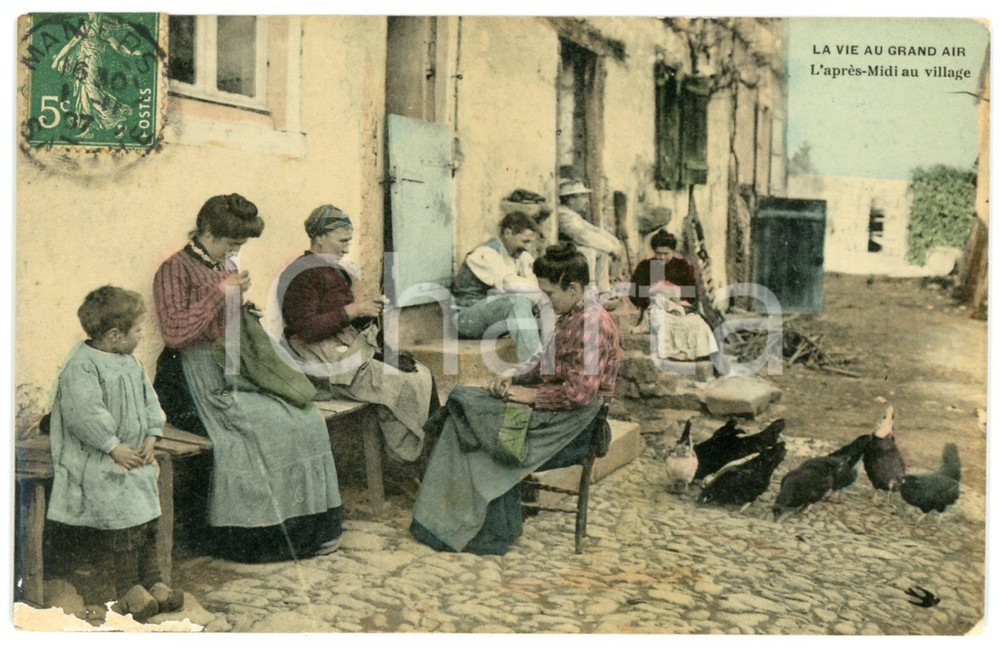 1907 FRANCE - COSTUMES Vie au grand air - Après-midi au village - Carte postale  Cartolina d'epoca,  viaggiata. POOR/danneggiato Smussature agli angoli, abrasione al margine inferiore Formato: FP originale e autentica 1