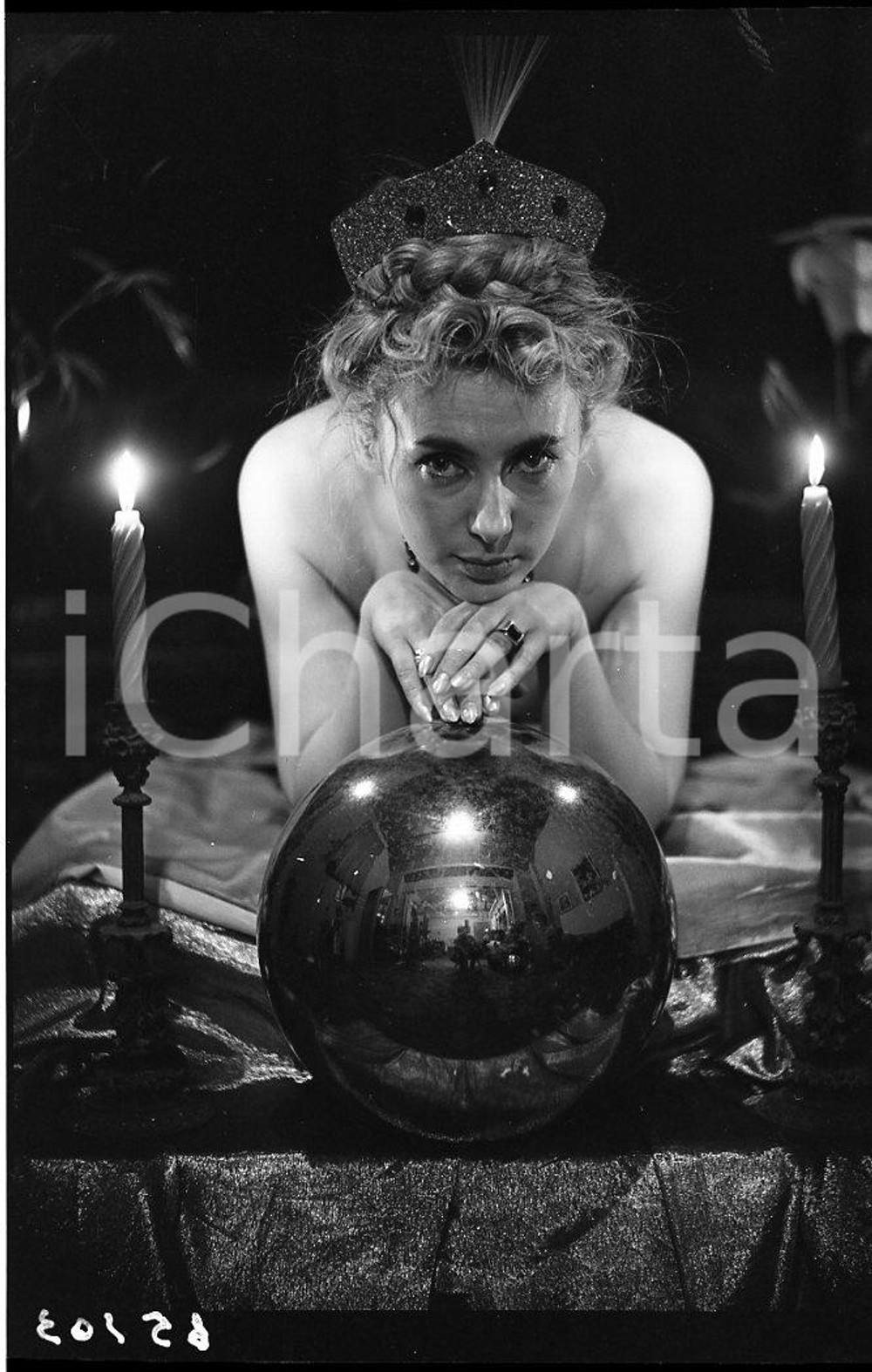 1965 ca VINTAGE EROTIC Nude woman with ball - NEGATIVE Raymond VAN DOREN Negativo originale b/n,opera del fotografo Raymond Van Doren.FORMATO: 6x8 cmCONDIZIONI: G    originale e autentica 1