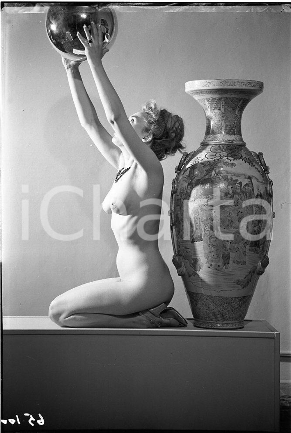 1965 VINTAGE EROTIC Nude woman with ball and vase - NEGATIVE Raymond VAN DOREN Negativo originale b/n,opera del fotografo Raymond Van Doren.FORMATO: 6x8 cmCONDIZIONI: G    originale e autentica 1