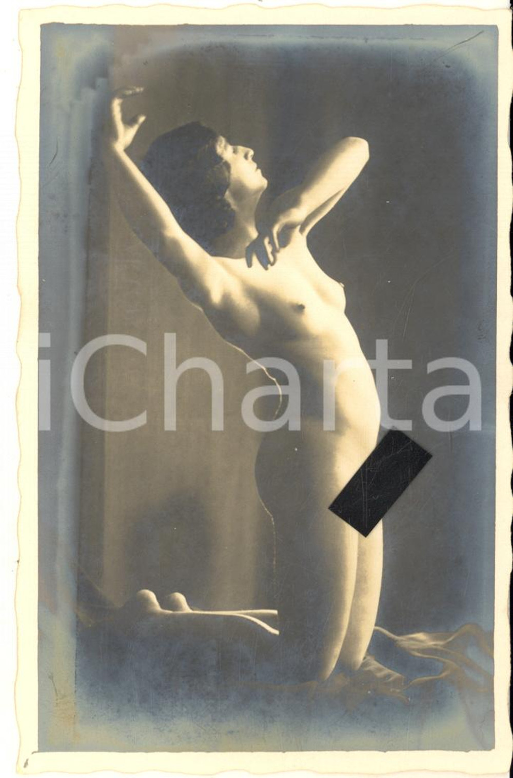 1930 ca VINTAGE EROTIC Full nude woman - Studio  - Photo risque 9x14 cm  Fotografia seriale d'epoca, in formato cartolina postale (senza stampa al verso).CONDIZIONI: GFORMATO: 9x14 cm    originale e autentica 1