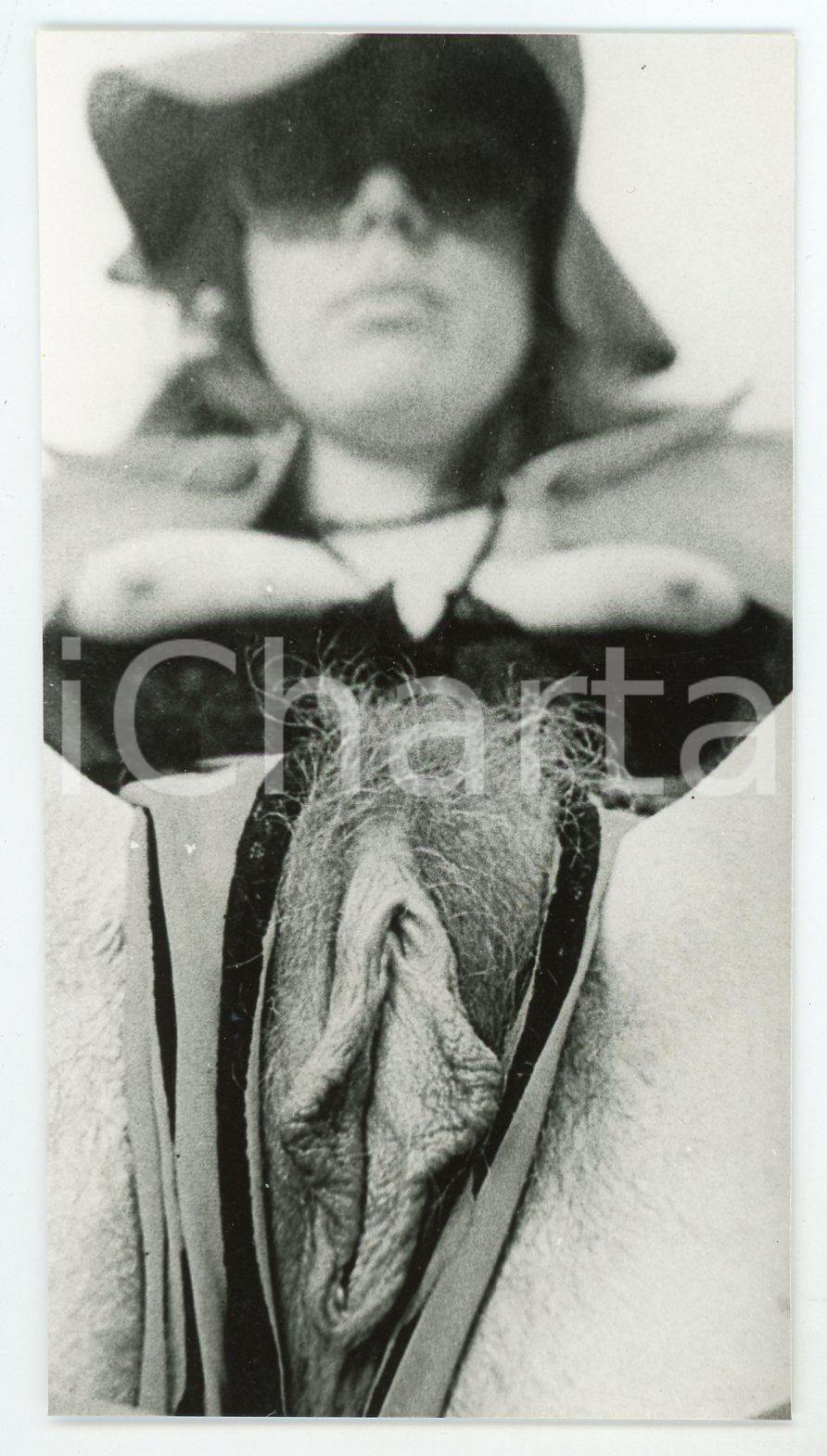 1970 ca VINTAGE EROTIC Nude woman showing vagina - PORN Photo 7x12 cm  Fotografia d'epoca.CONDIZIONI: G FORMATO: 7x12 cm    originale e autentica 1