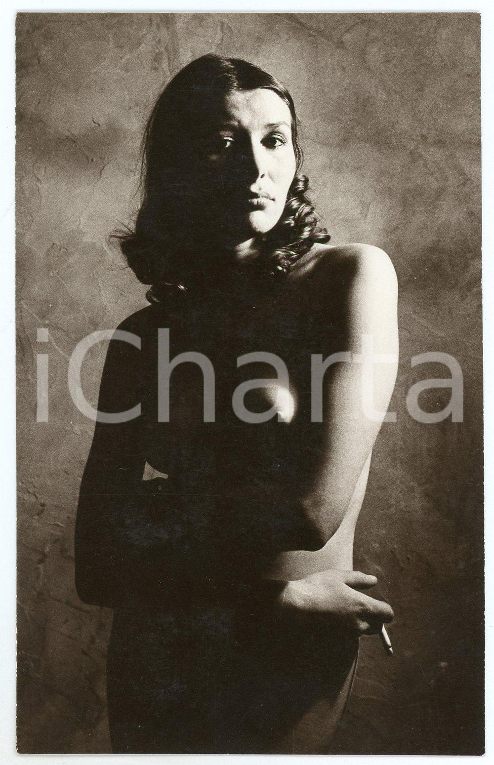 1950 ca BELGIUM VINTAGE EROTIC Nude woman smoking - Photo YELLOW 9x13 cm  Fotografia seriale d'epoca, con adesivo dello studio Yellow di Liegi al verso.CONDIZIONI: GFORMATO: 9x13 cm    originale e autentica 1