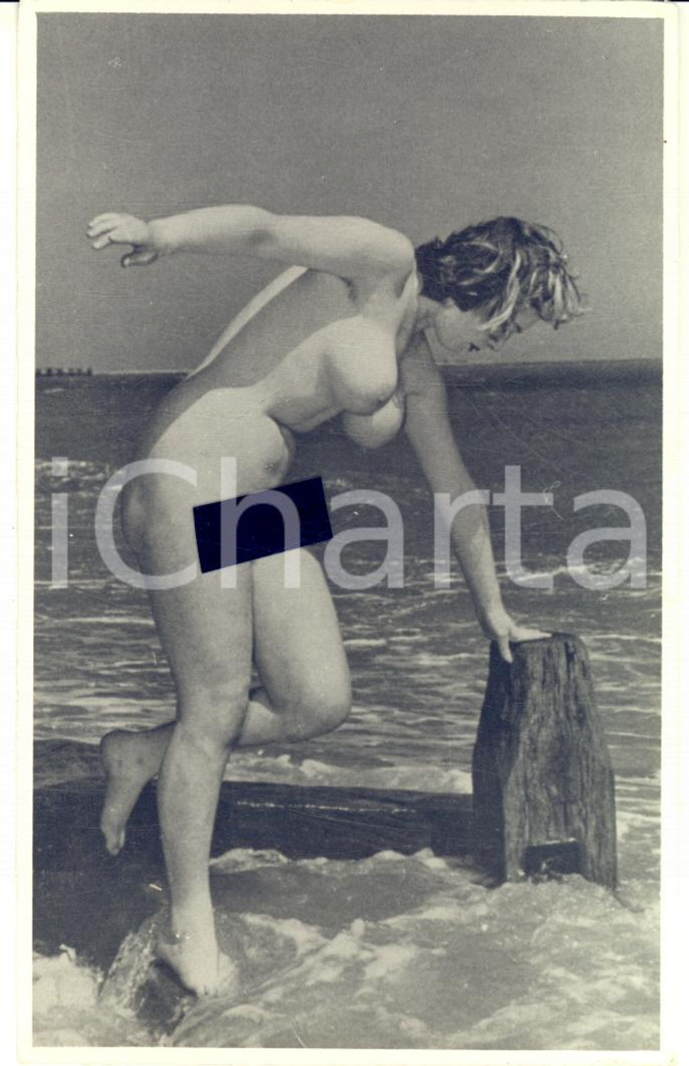 1950 ca VINTAGE EROTIC Nude woman on a rock - Postcard risque RPPC  Fotografia seriale d'epoca, in formato cartolina postale (priva di stampa al verso).CONDIZIONI: GFORMATO: 8x13 cm    originale e autentica 1