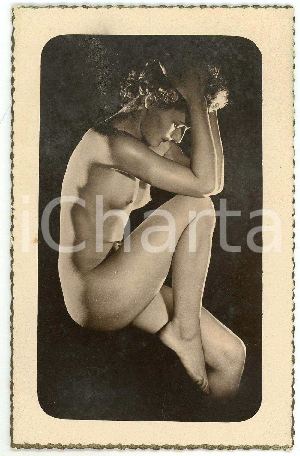 1950 ca VINTAGE EROTIC Nude woman seated - Photo postcard ACADEMIES n° 8 Fotocartolina originale d'epoca, non viaggiata.CONDIZIONI: FAIR (lieve danno da umidit&agrave; al lato superiore; piegatura al margine inferiore)FORMATO: 9x13 cmEDITORE: Editions de Luxe G.P. - Paris    originale e autentica 1