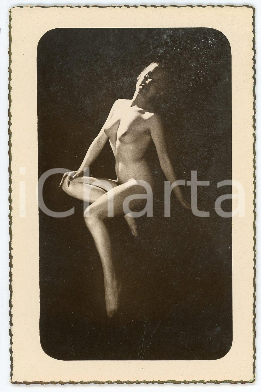 1950 ca VINTAGE EROTIC Nude woman seated - Photo postcard ACADEMIES nÂ° 5 Fotocartolina originale d'epoca, non viaggiata.CONDIZIONI: FAIR (lieve danno da umidit&agrave; al lato superiore; piegatura al margine inferiore)FORMATO: 9x13 cmEDITORE: Editions de Luxe G.P. - Paris    originale e autentica 1